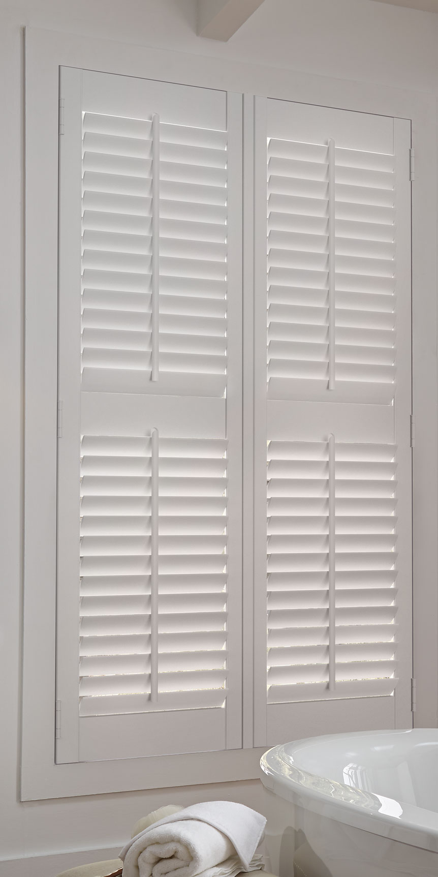 LAF-1647_Shutter_Bathroom_Scene_v4